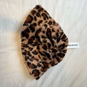 urban outfitters • cheetah bucket hat (one size)
